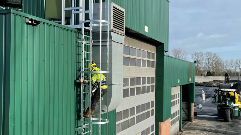 Kooiladders wetgeving en Montage voor veilige dak toegang en dakveiligheid | Alga.nl