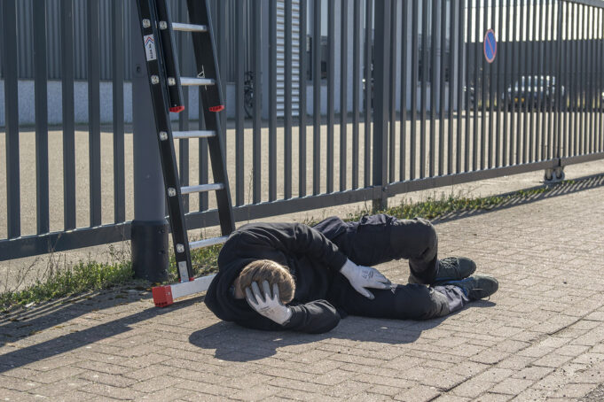 Man gevallen van een ladder. Volg een cursus veilig werken met ladders en trappen