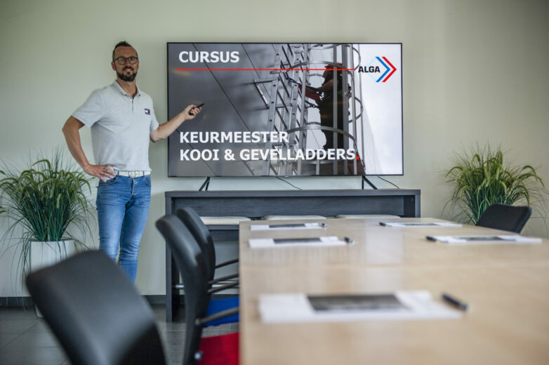 Cursus keurmeester ladders, trappen en rolsteigers. En de cursus keurmeester Kooiladders en gevelladders