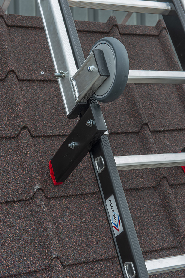 Dakladder 1x15 met nokhaak Veilig werken op schuine daken